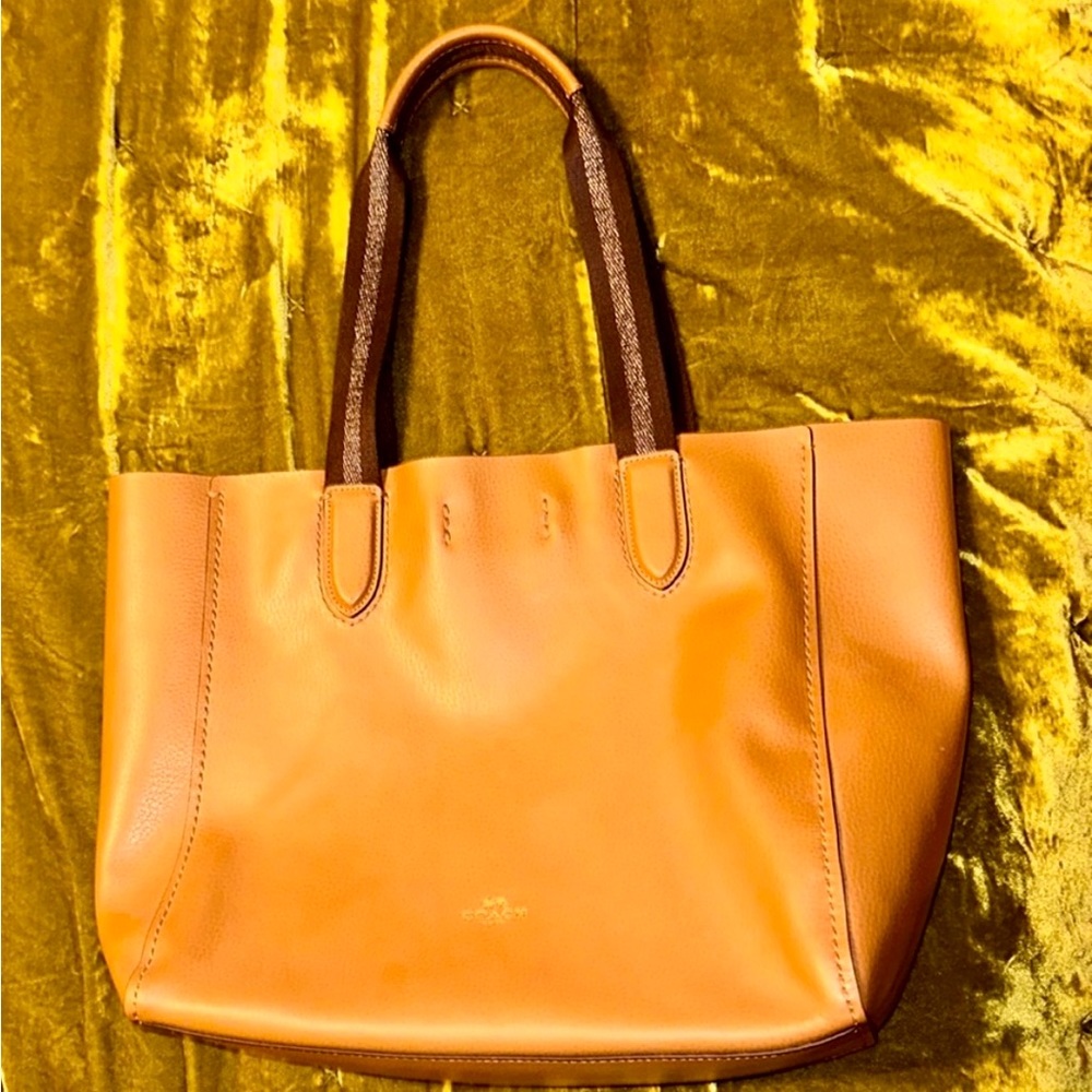 👜🌼 Coach shoulder bag. ADORABLE‼️ Never used, just stored for a few years.